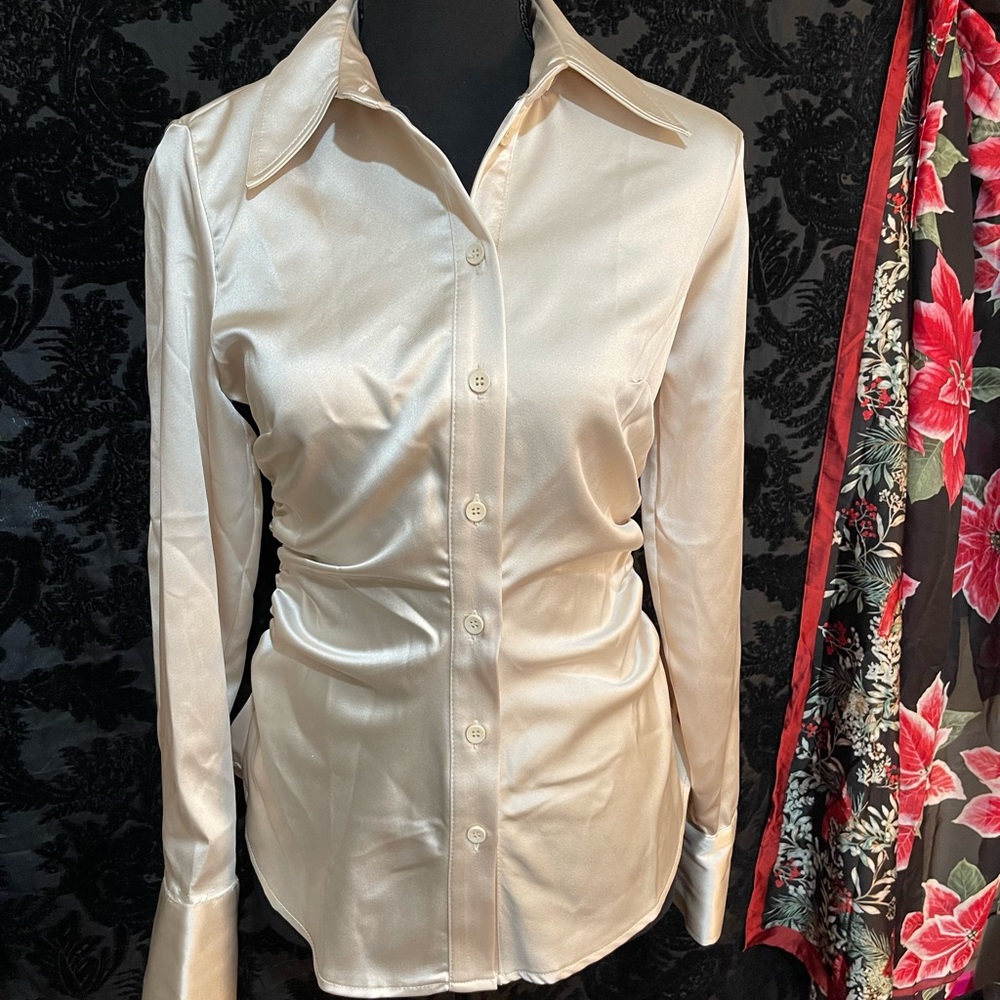 Beautiful top-shop size 4 made in Morocco blouse in champagne color